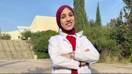 A photo from my second year, with the Faculty of Science behind me. I wanted to document every smile I managed to wear, despite all the challenges.🌸