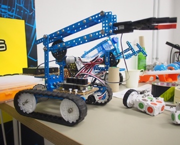 Robotics Lab Our Robotics Lab allows you to learn more about robotics in a fun and experiential way. With the widest range of educational programmable robotics kits from all around the world, our robotics curriculum and workshops are specially designed for every age group, suitable for children aged 6 to 15 years old. Our introductory class gives you an overview and hands-on session of a range of robotic kits. The 4-session course is customised for beginners, intermediate and advanced levels and provides in-