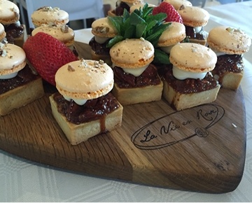 KCC - La Vie en Rose At La Vie en Rose, we have created a happy, calm and exclusive place - a secret garden with white-clothed, pink-dotted tables where you exhale your day, get comfortable and indulge your senses. Our sublimely fusion-inspired menu gives you the option of indulging in your favourite comfort food, tucking into something light with a delectable twist or taking the high road into luxurious decadence. The blending of cooking styles and backgrounds means that everything you taste is unique.
