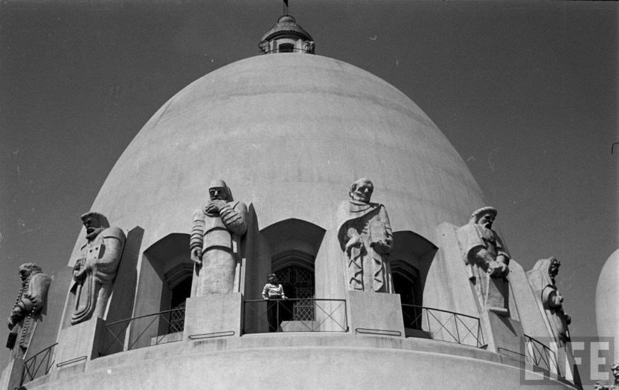 Enterreno - Fotos históricas de chile - fotos antiguas de Chile - ’16 Profetas': La obra de Lily Garafulic en 1946