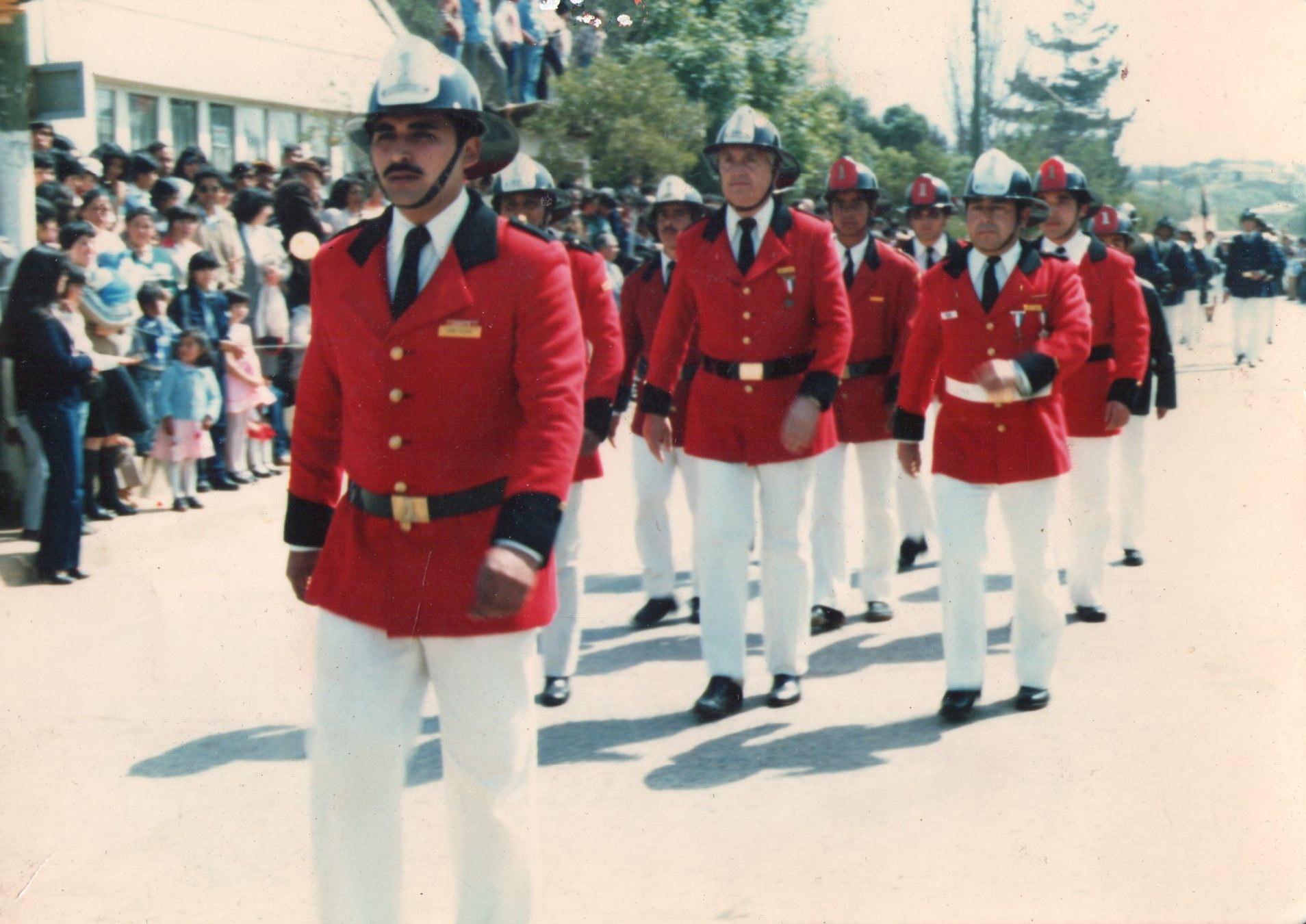 Enterreno - Fotos históricas de chile - fotos antiguas de Chile - Desfile de Bomberos en Quintero, 1980