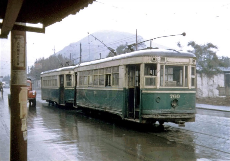 Enterreno - Fotos históricas de chile - fotos antiguas de Chile - Tranvía 760 Avenida Recoleta en 1955