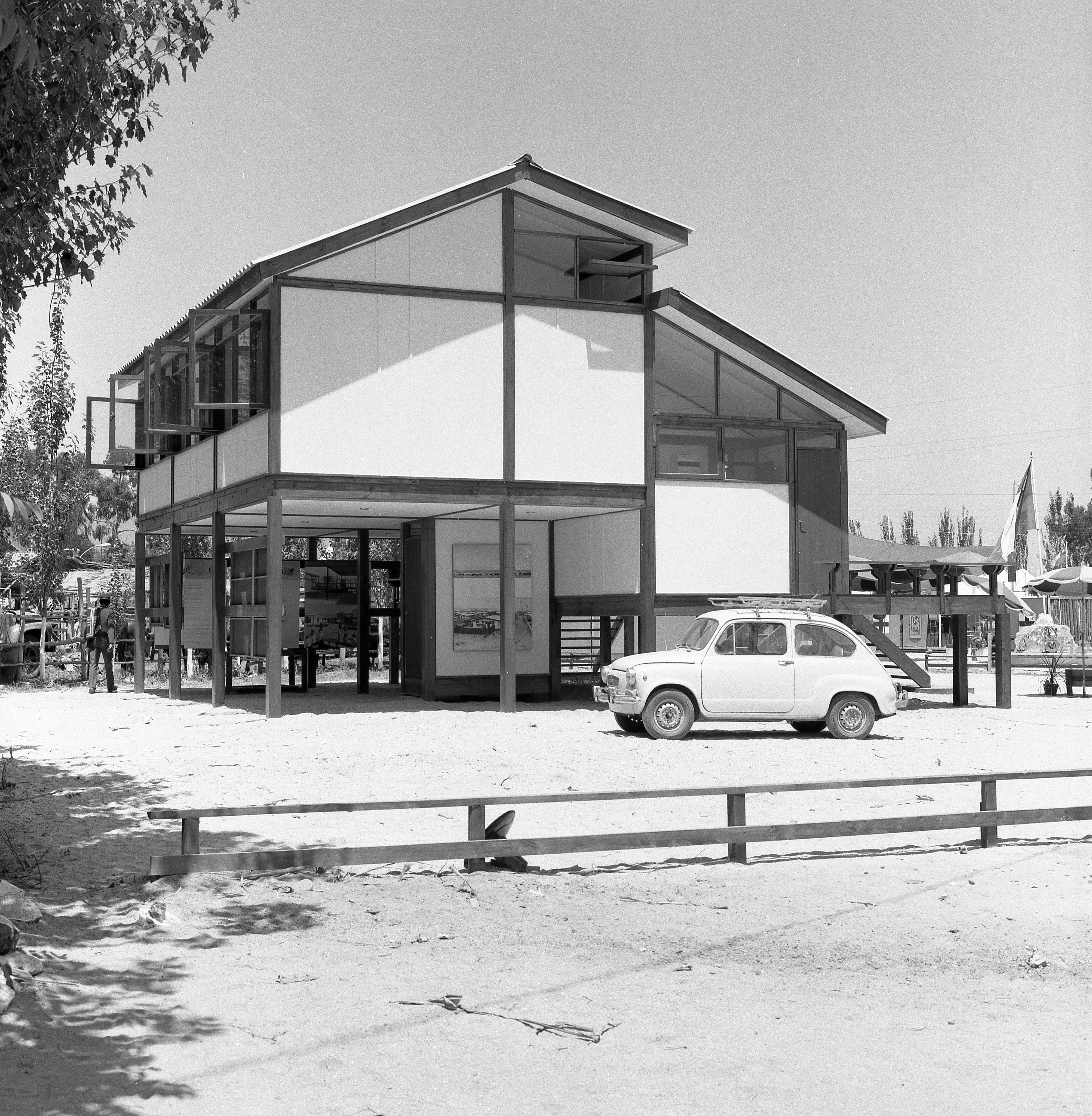 Enterreno - Fotos históricas de chile - fotos antiguas de Chile - Viviendas modulares, lugar desconocido, 1969