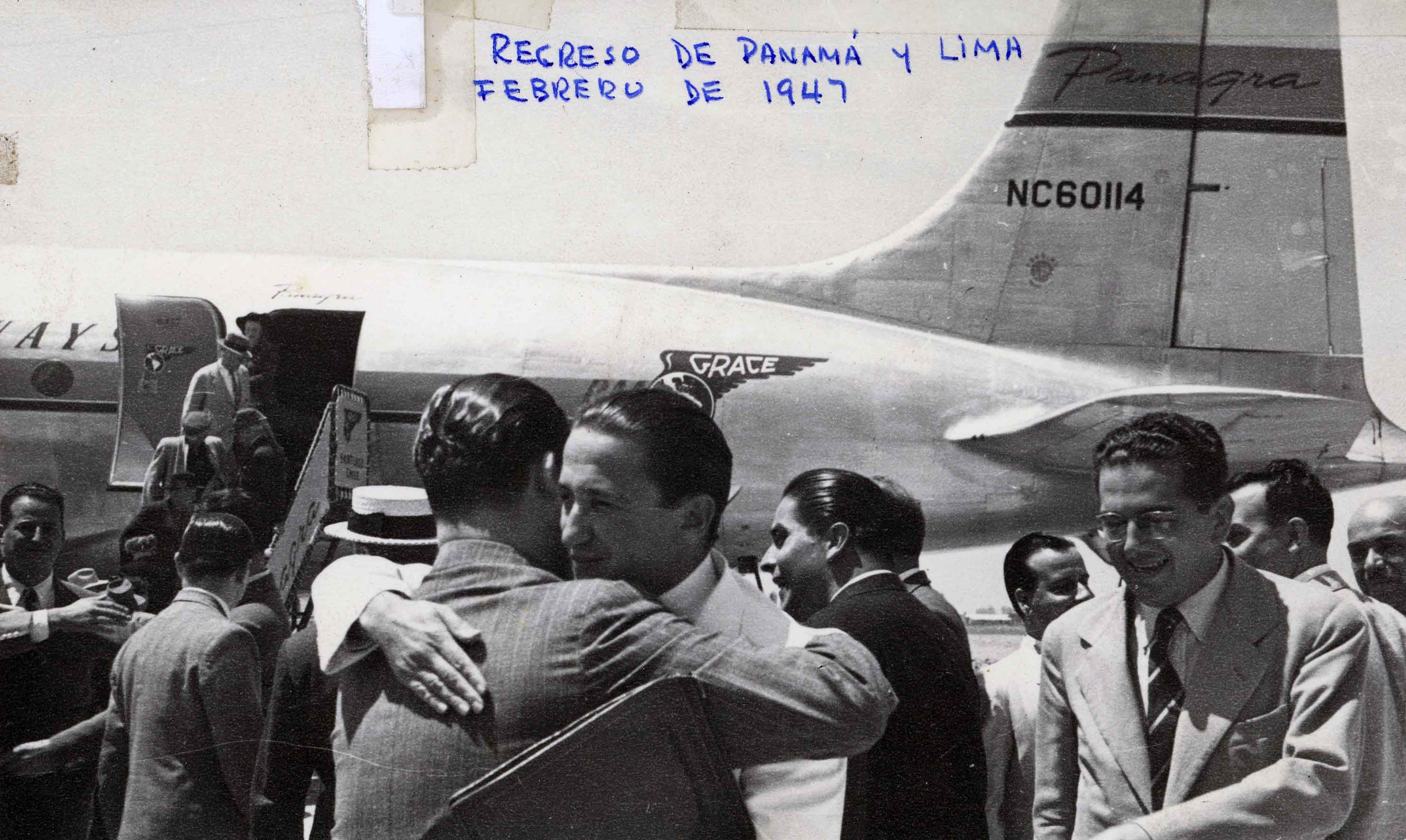 Enterreno - Fotos históricas de chile - fotos antiguas de Chile - Reencuentro en Aeropuerto, 1947