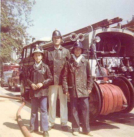 Enterreno - Fotos históricas de chile - fotos antiguas de Chile - Familia Leiva junto carro Bomba, 1990