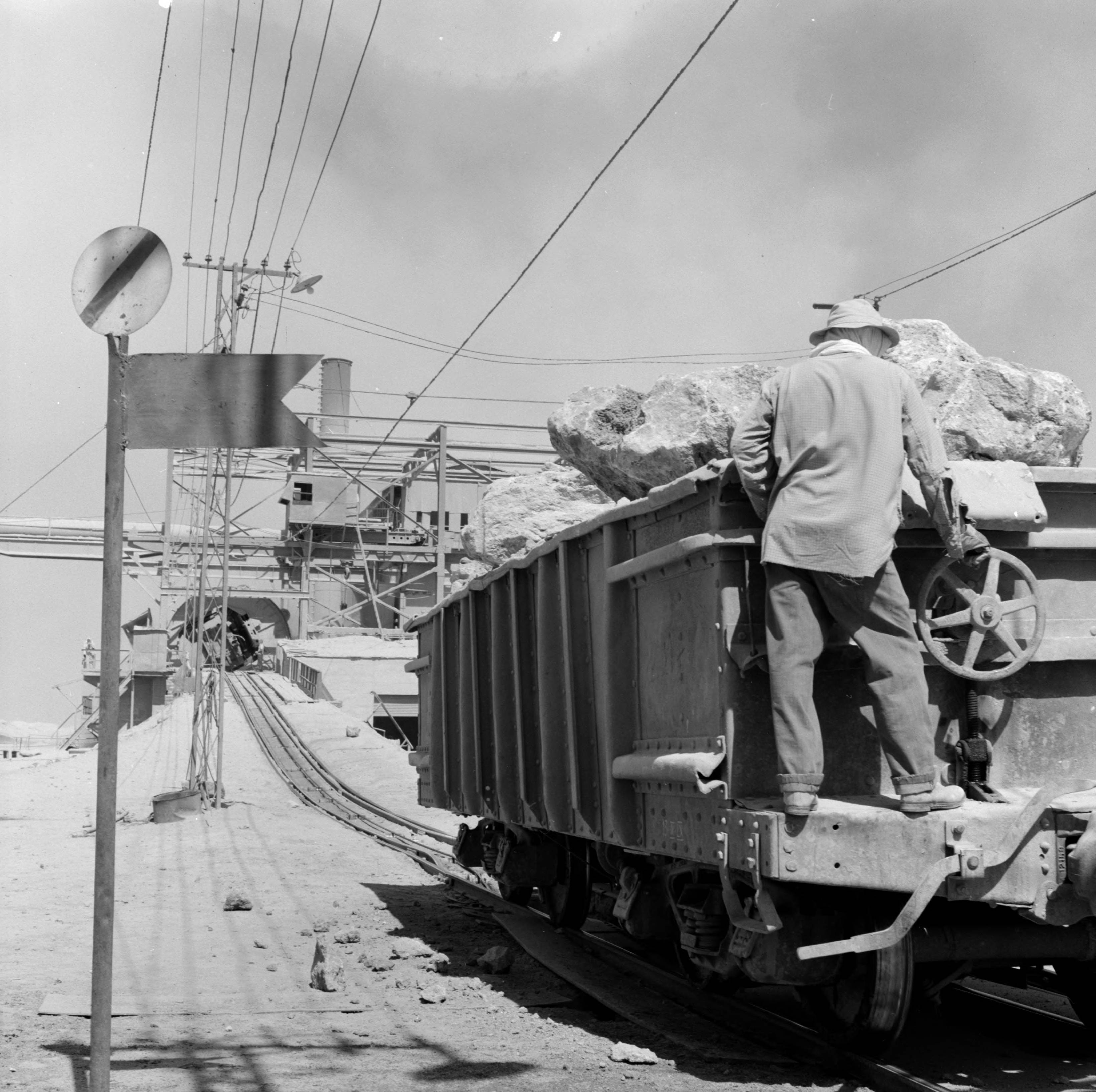 Enterreno - Fotos históricas de chile - fotos antiguas de Chile - Minero en un vagón de tren en la fábrica de nitrato de Oficina María Elena ca. 1960.