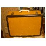 •	Portable singer with suitcase, gold seal, 301A NB167387 