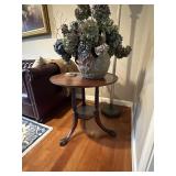 Round clawfoot table