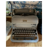 Vintage Royal TYpeweriter