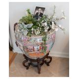 Familie Roe Chinese fishbowl on wooden stand