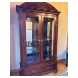 Eathan Allen Curio Cabinet in mint condition
