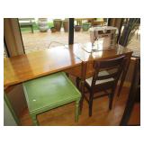 Family Room: Singer Sew Machine w/Chair #401A