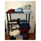 2nd Bedroom Right: Blankets