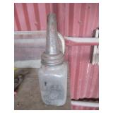 VINTAGE 1 QUART OIL CONTAINER WITH SPOUT