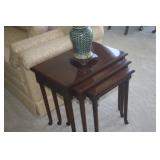 NESTING TABLES