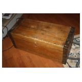 VINTAGE WOOD TRUNK
