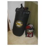 EVERLAST PUNCHING BAG N GLOVES