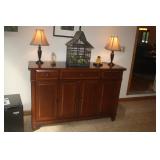 SERVER MATCHS DINING TABLE