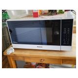 Panasonic Cyclonic inverter 1250W countertop microwave oven with genius sensor cooking 1.6 cu. ft.