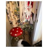 Blankets & Mushroom Side table - Cracker Barrel