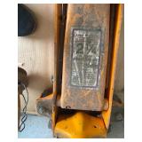 Allied hydraulic 2 1/4-ton floor jack