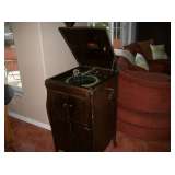 WORKING ANTIQUE VICTROLA
