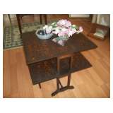 FOLDING TABLE