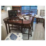 MAHOGANY TABLE/3 LEAVES/PADS & 6 CH