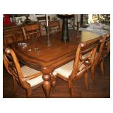DR TABLE/8 CHAIRS
