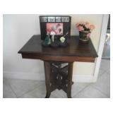 VICTORIAN TABLE