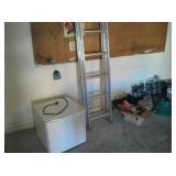 MINI FRIDGE & WINE CELLAR NOT SHOWN)