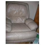 LARGE LEATHER CHAIR LIGHTLY WORN