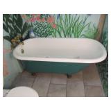 clawfoot tub