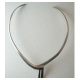 1241	STERLING SILVER COLLAR NECKLACE, MARKED 925  MEXICO WITH OTHER MARKINGS. EACH SIDE OF THE V IS 