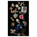 1165	LOT OF 20 BROOCH PINS W/ FLORAL DESIGNS.
