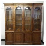 1080	HENREDON 18TH CENTURY PORTFOLIO BREAKFRONT, GLASS SHELVES & LIGHTING, CENTER BASE SECTION HAS I