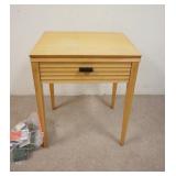 1176	SINGER SEWING MACHINE IN MID CENTURY MODERN CABINET, 24 IN X 17 IN X 31 IN HIGH