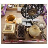 1299	LOT OF DECORATIVE ACCESSORIES