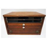 1139	BRAIHERD AND ABMSTONE CO OAK 5 DRAWER SPOOL CABINET WITH PANELLED SIDES AND 2 GLASS DRAWER FRON