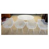 1033	MID CENTURY MODERN RUSSEL WOODARD PATIO SET. CONSISTING OF 4 METAL WIRE ARM CHAIRS AND METAL TA
