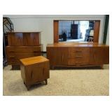 1035	MID CENTURY MODERN BEDROOM FURNITURE, 4 PIECE SET WITH UNUSUAL CURVED WOOD HANDLES. INCLUDING H