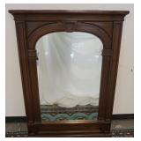 1098	WALNUT FRAMED MIRROR W/ AN ARCHED TOP, & KEYSTONE CENTER W/ FLUTED COLUMN SIDES. 37 IN X 50 IN 