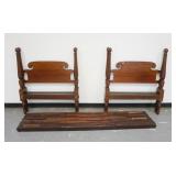 1008	PAIR OF MAHOGANY TWIN BEDS W/SCROLLED HEAD BOARDS & REEDED TAPERED POSTS