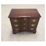 1127	PENNSYLVANIA HOUSE BLOCK FRONT 3 DRAWER NIGHTSTAND. HAS SOME FINISH WEAR ON THE TOP, 26 IN WIDE