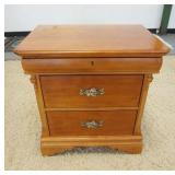 1132	LEXINGTON BETSY CAMERON NIGHTSTAND AND OVAL MIRROR, STAND HAS SOME FINISH WEAR ON THE TOP. MIRR