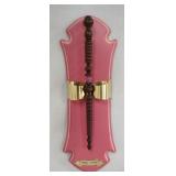 1113	HARRY POTTER THE NOBLE COLLECTION DOLORES UMBRIDE WAND REPLICA W/ PLAQUE. 