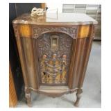 1140	MAJESTIC FLOOR MODEL RADIO, 25 IN X 16 1/4 IN X 21 IN HIGH