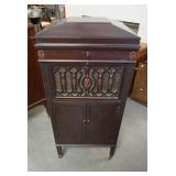 1140A	SILVER TONE FLOOR VICTROLLA, 21 IN X 22 IN X 48 IN