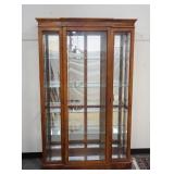 1086	PULASKI CRYSTAL CABINET W/ BEVELED GLASS DOORS, MIRROR BACK & INTERIOR LIGHTING. 48 IN X 13 IN,