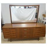 1354	KROEHLER MID CENTURY MODERN CHEST W/ MIRROR, HAS CENTER DRAWERS & INTERIOR DRAWERS ON THE ENDS.